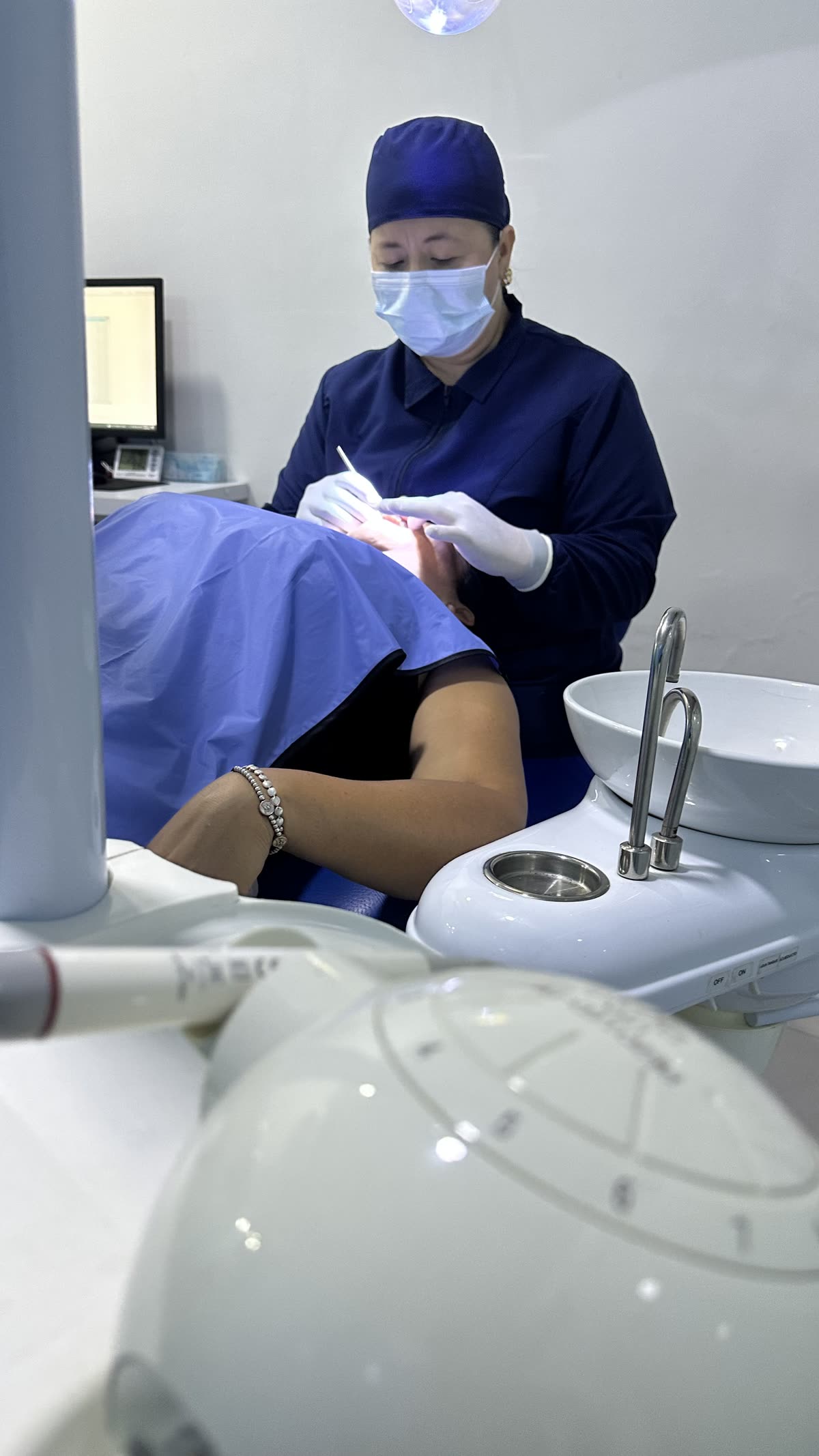 Profesional de odontología atendiendo a una persona en la unidad odontológica de UMC.