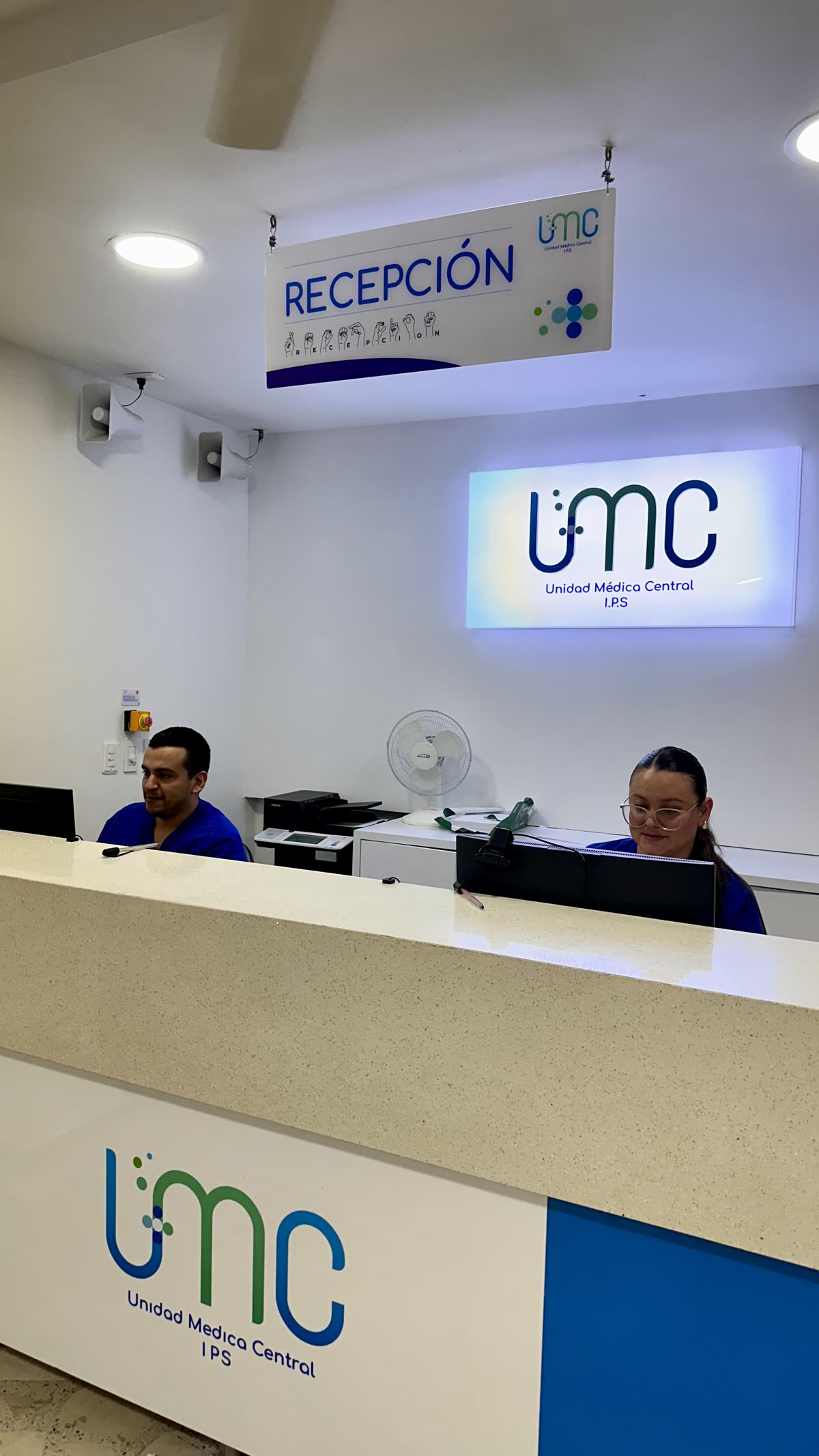Recepción de Unidad Médica Central IPS con señalización en lengua de señas y logotipo institucional.
