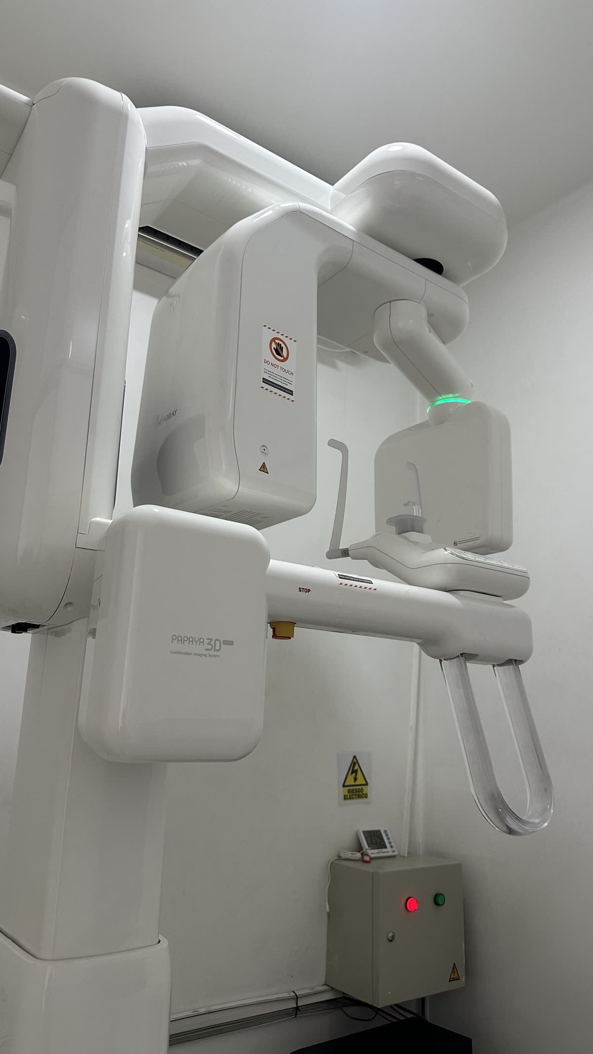 Equipo de imagenología dental para radiografía panorámica y tomografía.